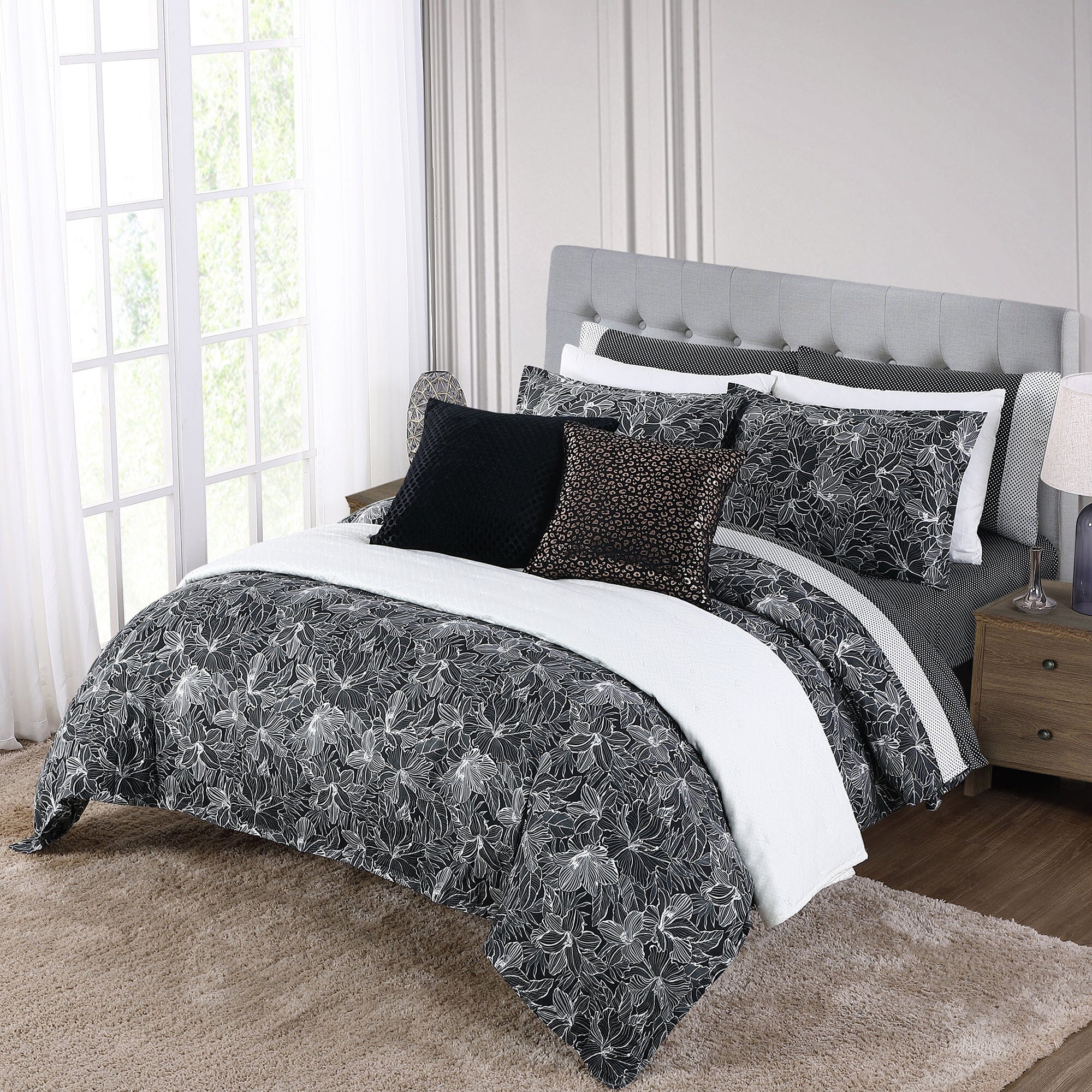 Anne Klein Black/White Marlo Comforter Set