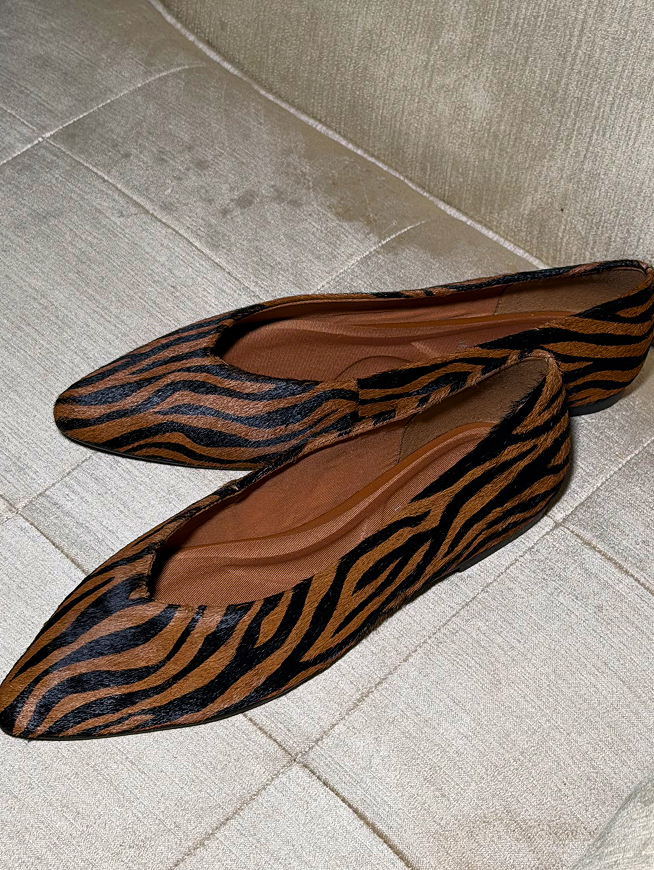 Pair of pointed-toe flat shoes with tiger-stripe pattern in caramel and navy